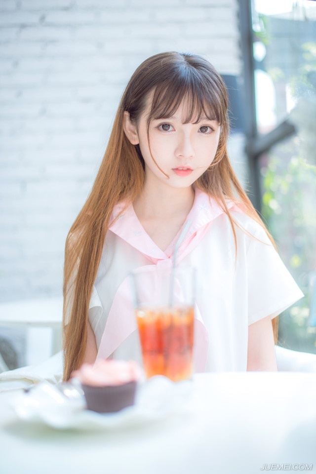 “拭目以待吧。”庞统微笑道，随后看向众人道：“却不知张任如今何在？”